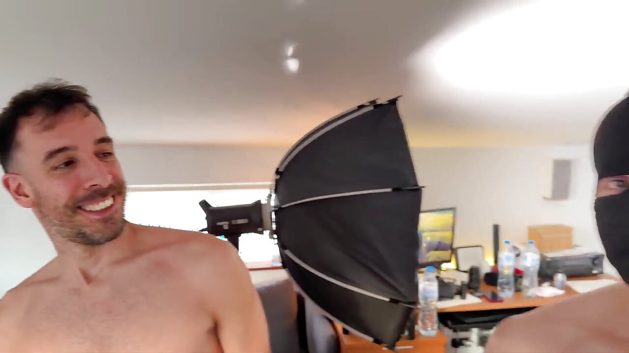 Nuestra Querida Missgabi Se Enfrenta a Su Primer Gang Bang, Y Es Tan Traviesa Que Quiere Más
