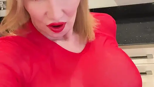 Sophie James Sweaty и выходит из-под контроля