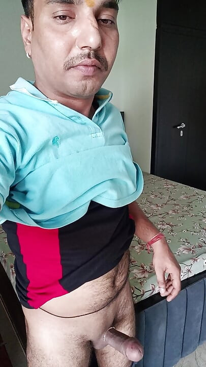 Hombre indio y muestra zapato de ducha y masturbación maestra