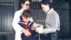 De twee lesbische Japanse bewakers brengen een arm onschuldig meisje.