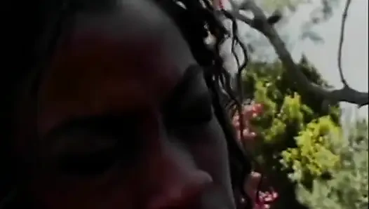 Sert siyah amcık bahçede yalıyor... ağzına boşalma