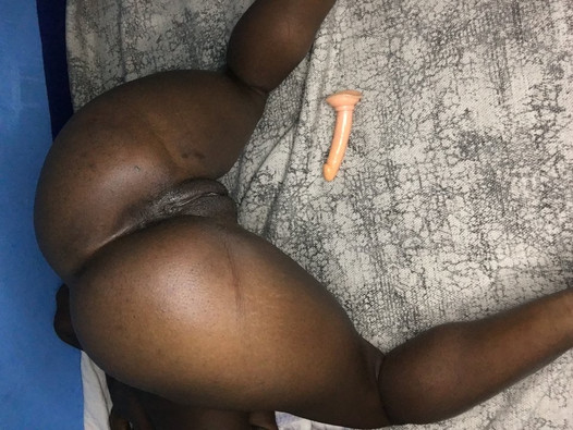 Crazybitch263 usa un dildo sulla sua figa