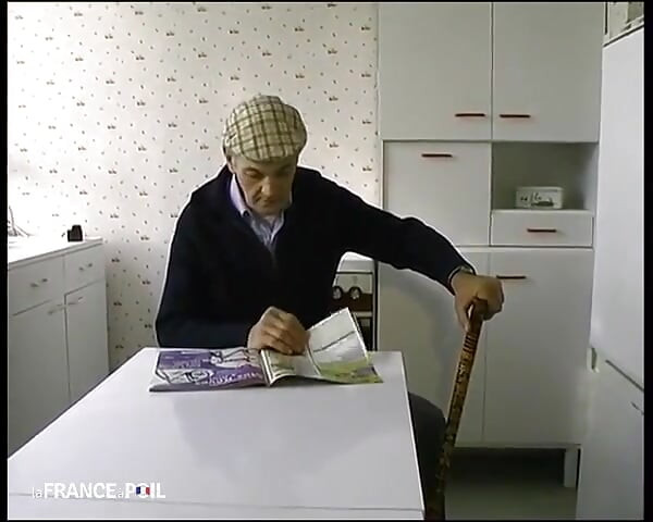 Farfar får det i hemlighet när han ser ett ungt par ha sex.