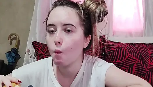 Kirazlı domatesli omletli sandviç yiyor