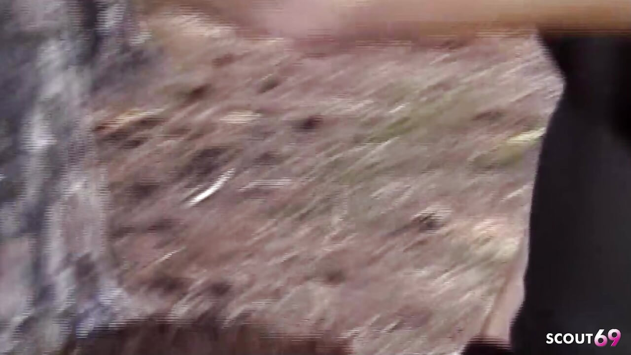 Shemale blonde memberikan lelaki menjilat dubur dan mengongkek mereka di luar rumah