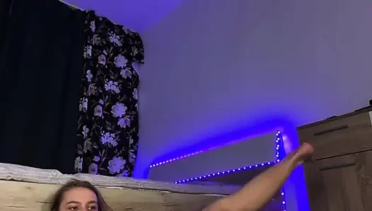 Büyük zenci yarağı anal sikişiyor ve ateşli amatör ile amını parmaklıyor