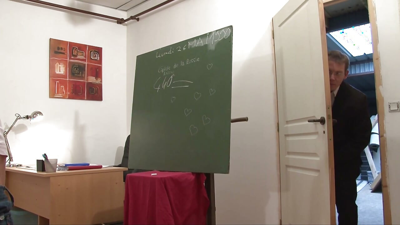两个男孩在课堂上操一个女孩