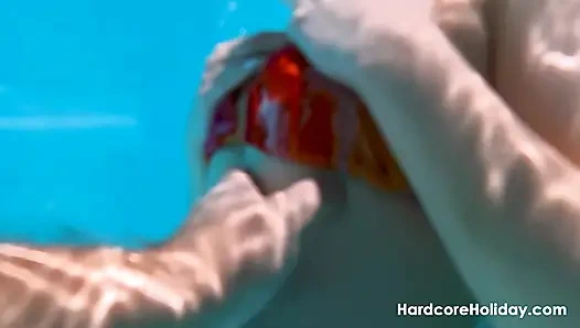 Erkek arkadaşımı ayaklarımla boşaltmamı izle! HardcoreHoliday için Rebecca Volpetti