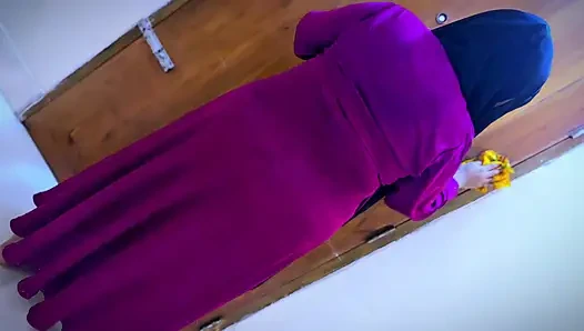 Pembantu seksi mesir dengan pantat bahenol ini terjebak di bawah kursi sebelum aku melihat pantatnya lagi asik masturbasi sambil bugil!