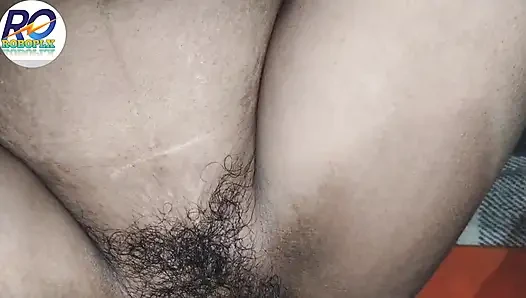 Desi dorfmädchen öffnete ihren salwar-anzug und steckte den penis und den schwanz zusammen in ihre muschi ein und fickte sie, Hindi audio