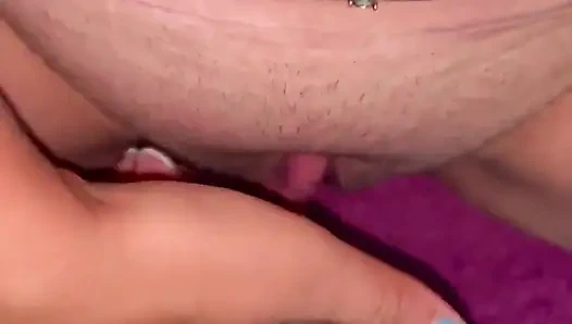 Küçük amcık o kadar ıslak ki yarağa ihtiyacım var