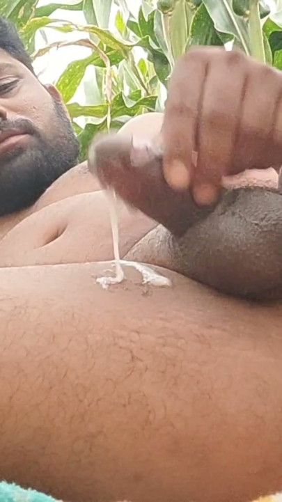 Chico desi tocándose en la granja y enorme corrida | Clip 1