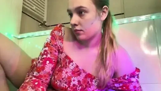 Jucielussie lagi asik mainin toket besar alaminya