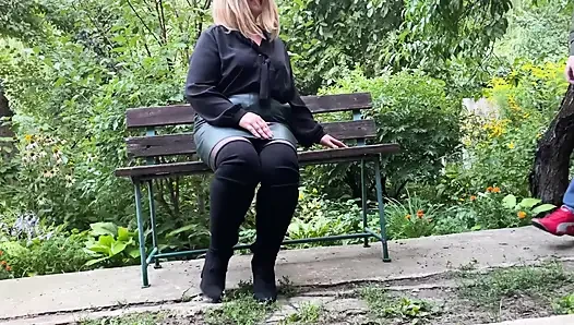 Olgun üvey anne seni nasıl kontrol altında tutacaklarını biliyor