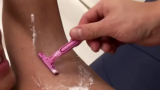 Sarışın Hatun Vahşi Sikiş Için Amını Tıraş Ediyor