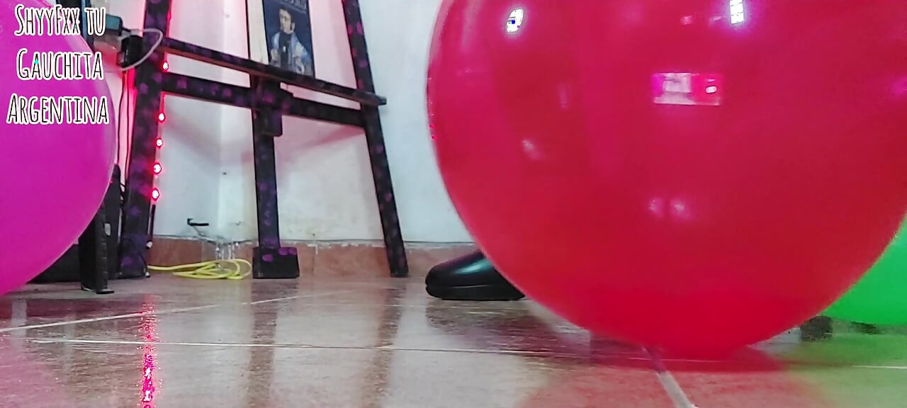 ShyyFxx frota y hace estallar globos con su culo!