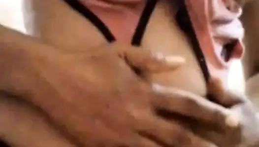 Schau, wie ein junges mädchen im dorf badet