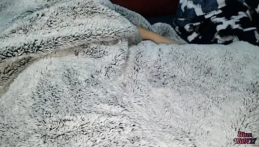 Трахаю пальцами подругу моего сводного брата