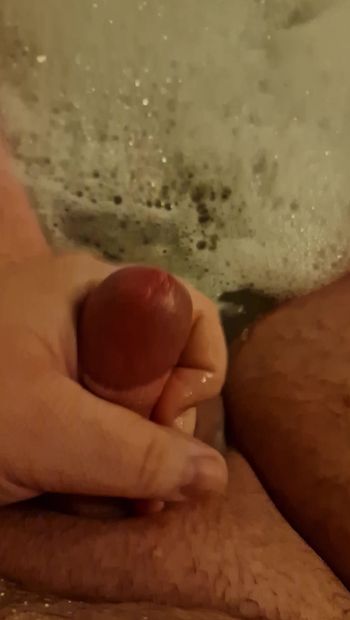 Du sperme dégoulinant dans la baignoire