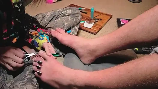 Melody efendisine pedikür yapıyor