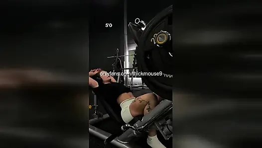 18 yaşındaki spor salonu kızı canlı yayın sırasında yanlışlıkla sıkı amcığını teşhir ediyor