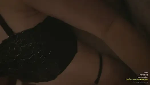 Bakış açısı dizlerinin üzerinde domalma ve kanepede seks genç çift