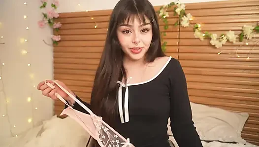 Aku crot di dalam memek saudara tiriku di kamarnya