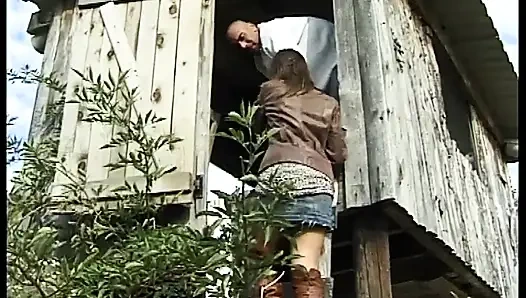 Zwei Schlampen nehmen es hart in den Arsch