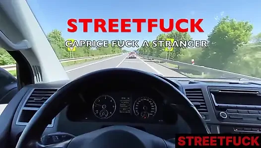 Sokakta sikişen küçük caprice bir yabancıyla sikişiyor