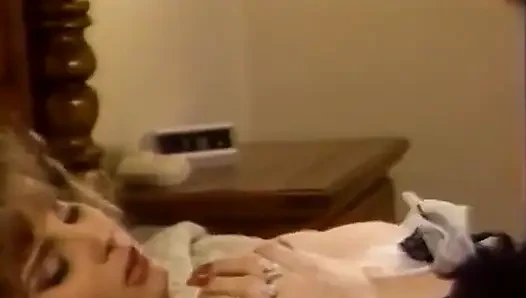Neugieriger typ konnte seine chance nicht verpassen, sich dem spaß mit blonden süße bridgette blue und Sasha Sean anzuschließen