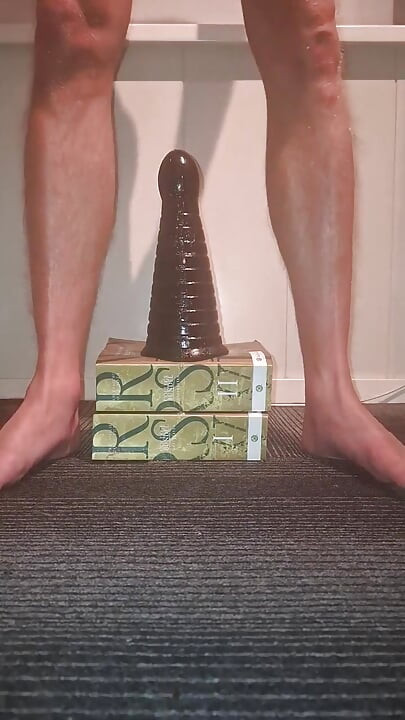 Gay twink cavalgando enorme anal dildo peão