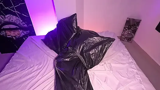 Çöp torbasındaki kız nefesiyle oynuyor