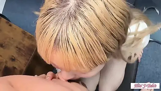 Невинное очарование и нежный убеждение показывают интенсивную химию, как повторяющиеся пики разворачиваются естественно, 1-е