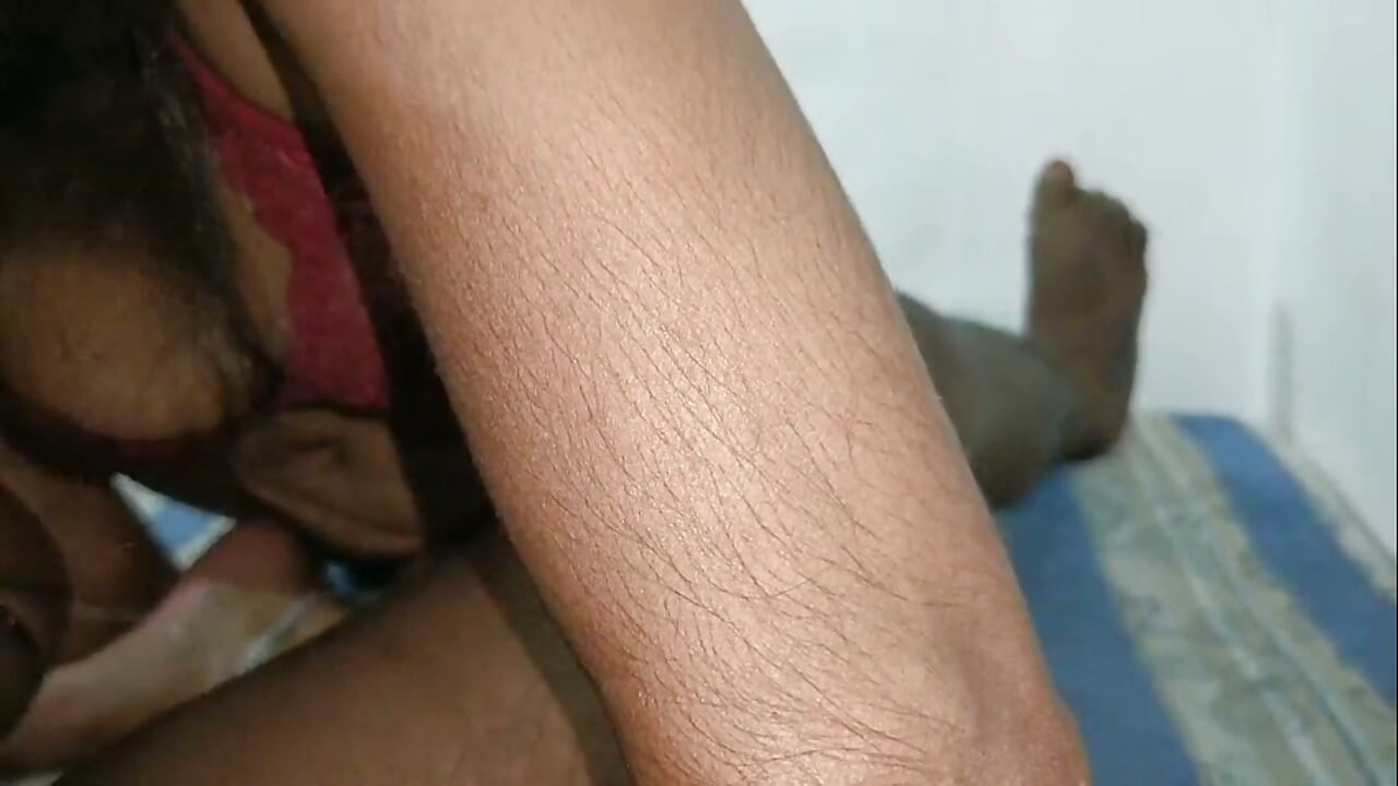 Madama gostosa de peitos grandes faz sexo no quarto com punheta