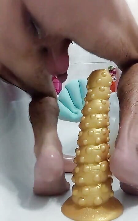 Jeg købte en ny kæmpe dildo. Jeg kunne virkelig godt lide formen, men den er for stor til min røv. Den får mig til at tisse meget. Jeg bliver nødt til at øve mig, indtil den går hele vejen ind.