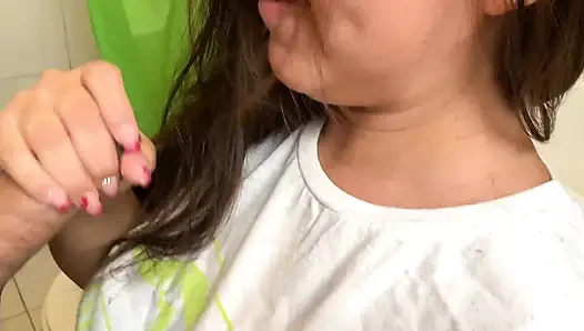 Adik tiriku menggodaku dengan pantat bahenolnya pakai celana piyama di kamar mandi