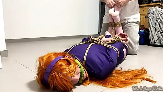 Связанная Дама Daphne Blake