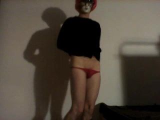 Dança do transsexual, cabeça vermelha, calcinha vermelha, máscara de Veneza, bunda com tesão