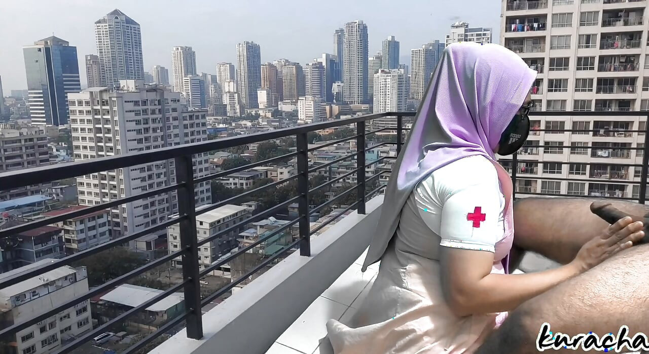Hijab infiel enfermera hermanastra mamada en el balcón del hospital