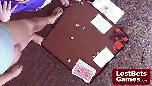 Der letzte strip-verlierer, nur in ihrem bh gelassen