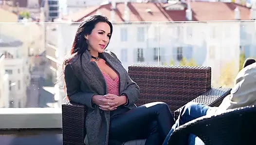 Esmer MILF komşularla yatıyor
