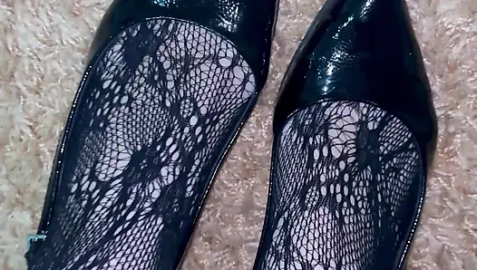 Seksi çoraplı ve topuklu ayakkabılarla bacaklarımla oynuyorum