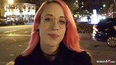 Nemački izviđač - luda latino devojka ružičaste kose Lilian dobija orgazam kada je pokupljena za seks