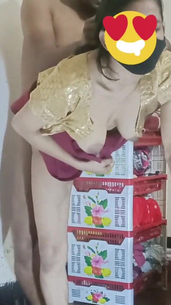 Φορώντας ένα saree είναι πολύ ευχάριστο να δούμε και κάνει τα πράγματα πολύ πιο εύκολα. | Κλιπ 1