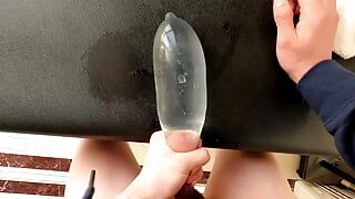 Samohrani dečak masturbira i stenje kod kuće, pucajući u vodenu loptu u kondomu