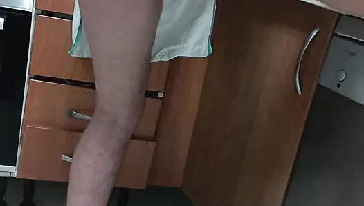 Istri manis menikmati banyak hal di dapur dengan celemek