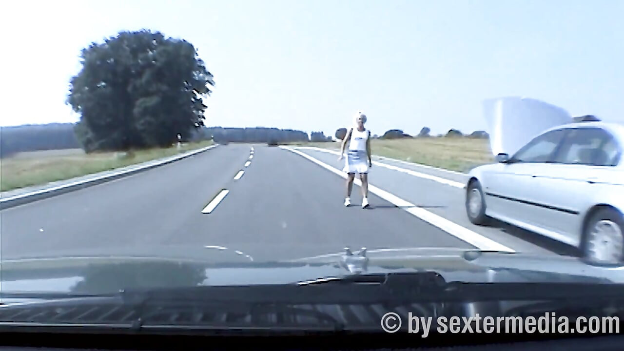 Plavuša autostoperka - vruće pušenje u šumi
