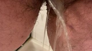 Ftm Trans-Schwanz pisst in die Dusche