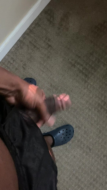 穿着短裤摇晃我的鸡巴