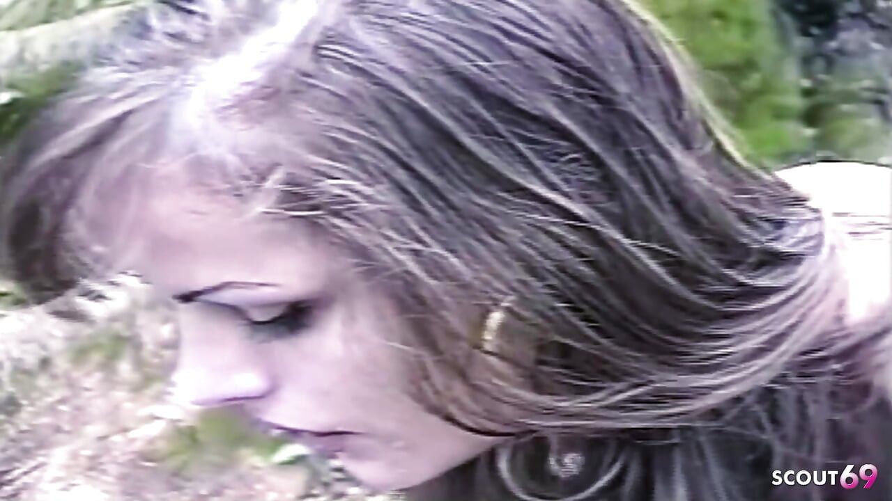 Ο τύπος γαμάει τραβεστί σε στενή κωλοτρυπίδα και χύνει σε εξωτερικό χώρο